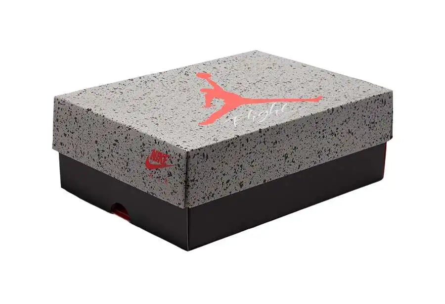 La classica OG Air Jordan 4 "Bred" è reinventata con materiali completamente nuovi. La tomaia sostituisce il tradizionale nabuk con la pregiata pelle martellata nero corvino. I pannelli in rete traspirante sono disponibili in nero abbinato, con tocchi di grigio chiaro sulle corone di pizzo.