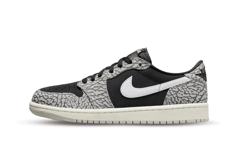 Nike Air Jordan 1 Retro Low OG Black Cement presenta una combinazione di colori nero, tech grey, bianco e sail. La sneaker presenta una base in pelle nabuk completamente nera con sovrapposizioni di stampa elefante e swoosh bianchi. Un'intersuola invecchiata su una suola in gomma nera ne completa il design.