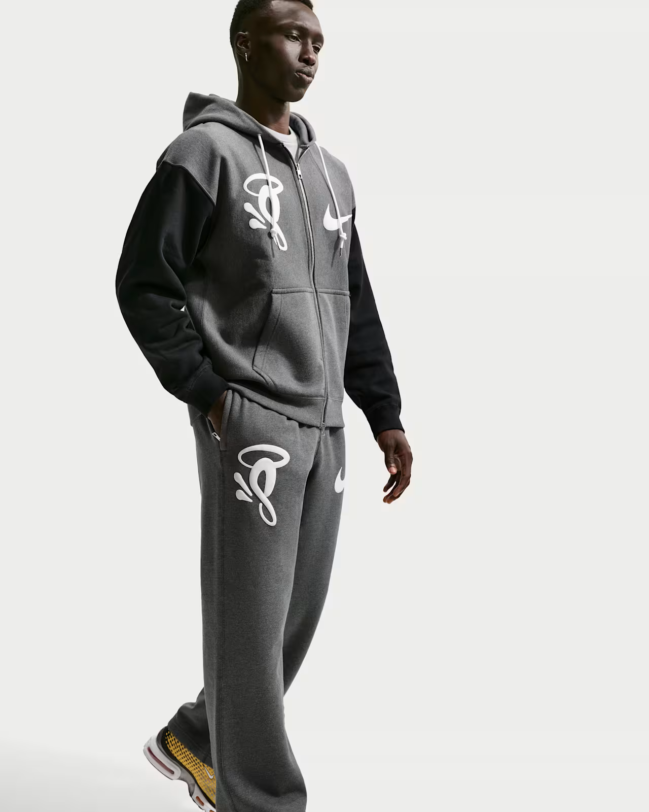 Nike Solo Swoosh x Syna Pantaloni in fleece