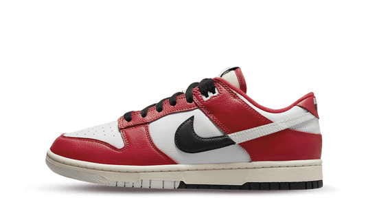 Un'edizione rivoluzionaria. La Dunk Low “Chicago Split” si presenta con una costruzione interamente in pelle e linguette in mesh. Il suo design unico divide la sneaker in due parti, con sovrapposizioni bianche e rosse che creano un contrasto accattivante. L'intermedio Sail dona un tocco di eleganza al modello.