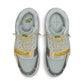 Le Nike Air Trainer 1 SP Travis Scott Grey Haze offrono una versione utilitaristica di una classica silhouette degli anni ’80. Il rapper di Houston sostituisce la tradizionale costruzione in pelle della scarpa con una struttura in tessuto con finitura color acqua pallido. Il marchio Cactus Corporation appare sul cinturino regolabile nell’area mediale e sul rivestimento in gomma del tallone, caratterizzato da una tasca nascosta con chiusura a cerniera.