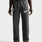 Nike Solo Swoosh x Syna Pantaloni in fleece