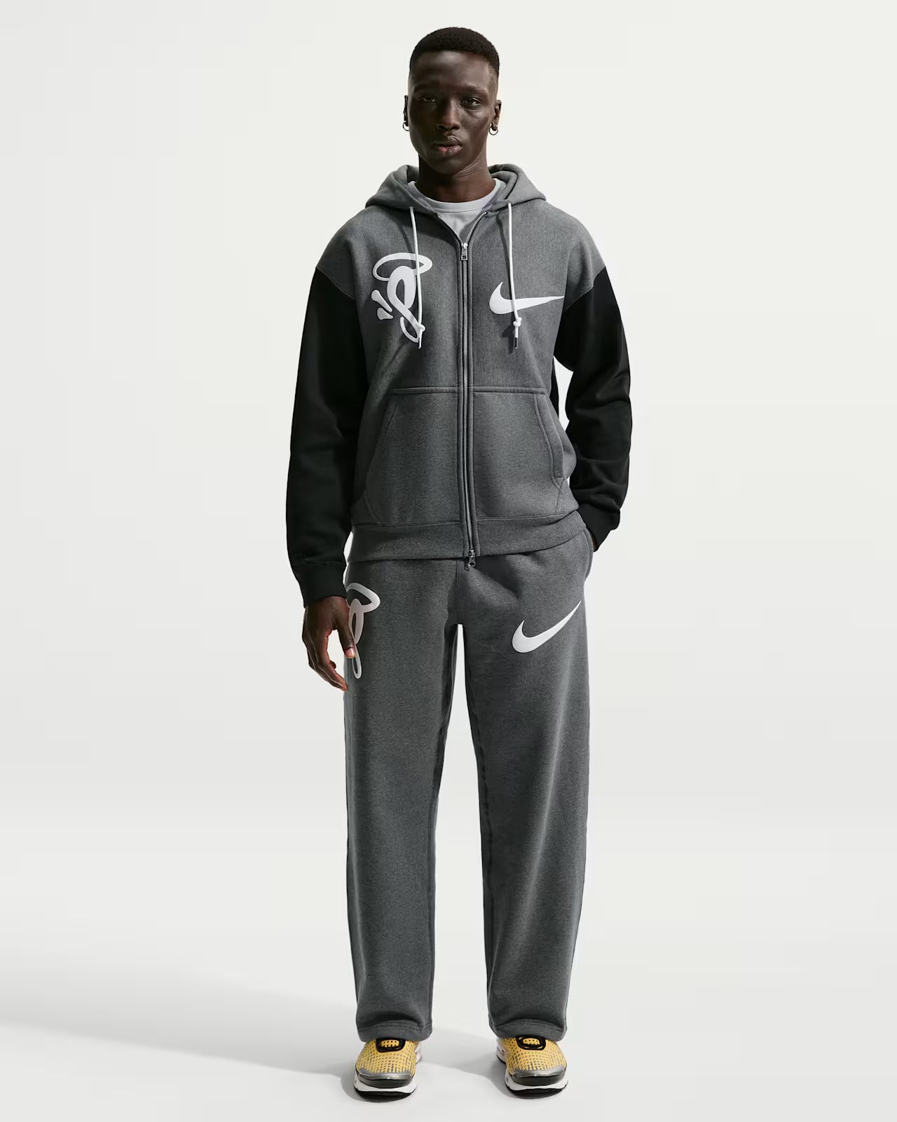 Nike Solo Swoosh x Syna Pantaloni in fleece